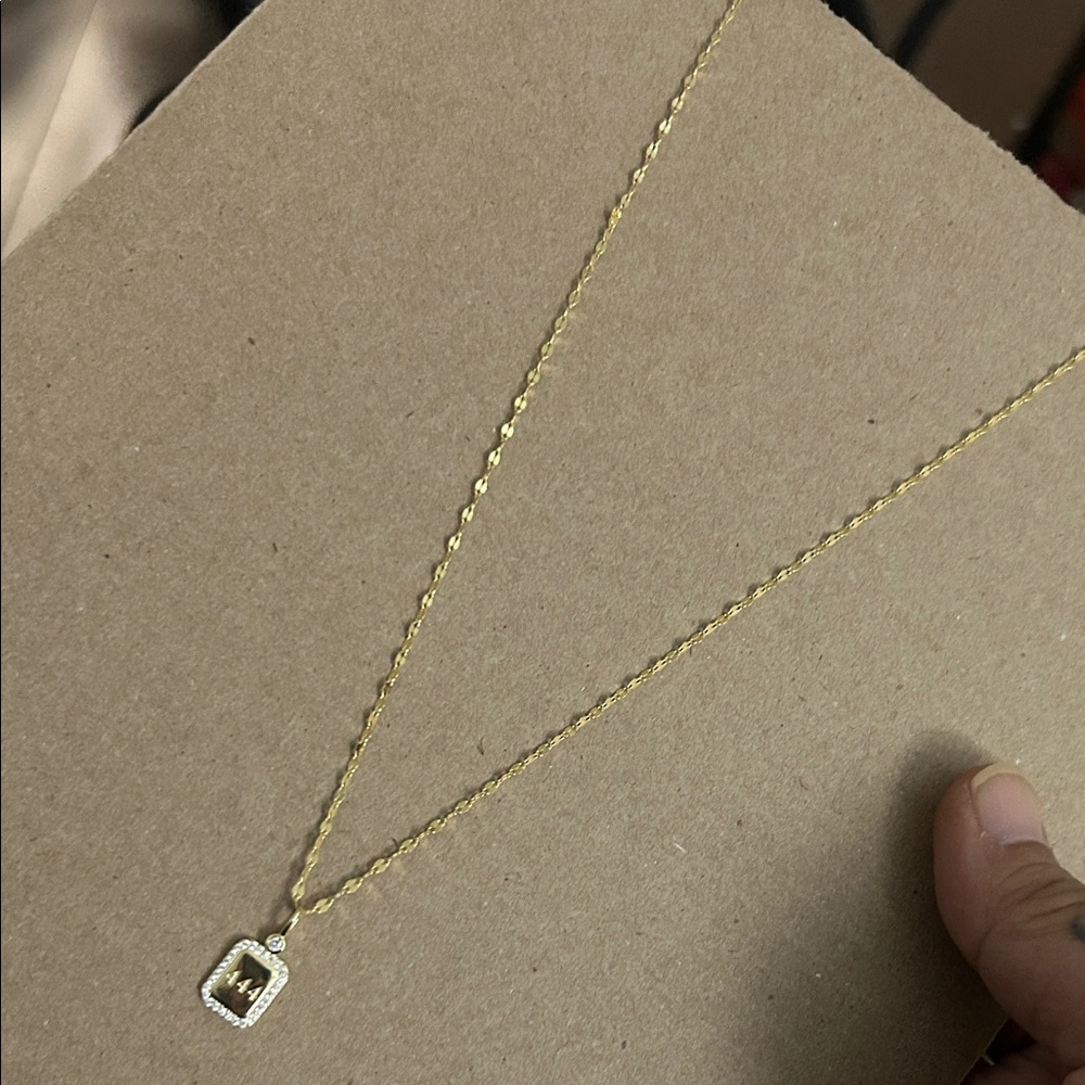 Elegant Gold Pendant Necklace